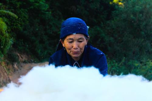 Cụ già ngồi làm sạch bông Các cụ già đang chuốt sạch những sợi thô.Những công đoạn này thường phải làm đông người cùng nhau. Công đoạn làm sạch vải sau khi kéo sợi. Các em nhỏ xem và được dạy thêm cách làm vải. Giàn phơi sợi vải Người phụ nữ dùng sức nặng của cơ thể kéo bánh xe quay vải E m bé La chí với chiếc mũ vải truyền thống Khoảnh khắc vui đùa trong lúc làm bông của các thiếu nữ La Chí Vải sau khi dệt đượ nhúng chàm để tạo màu sau đó phơi trên những chiếc sào tre ngời hiên nhà. Cụ già trong làng đi kiểm tra chất lượng sợi . Cụ già ngồi làm sạch bông Các cụ già đang chuốt sạch những sợi thô.Những công đoạn này thường phải làm đông người cùng nhau. Công đoạn làm sạch vải sau khi kéo sợi. Các em nhỏ xem và được dạy thêm cách làm vải. Giàn phơi sợi vải Người phụ nữ dùng sức nặng của cơ thể kéo bánh xe quay vải E m bé La chí với chiếc mũ vải truyền thống Khoảnh khắc vui đùa trong lúc làm bông của các thiếu nữ La Chí Vải sau khi dệt đượ nhúng chàm để tạo màu sau đó phơi trên những chiếc sào tre ngời hiên nhà. Cụ già trong làng đi kiểm tra chất lượng sợi .