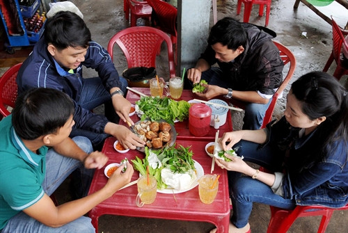 Du khách thưởng thức món bánh Cống.