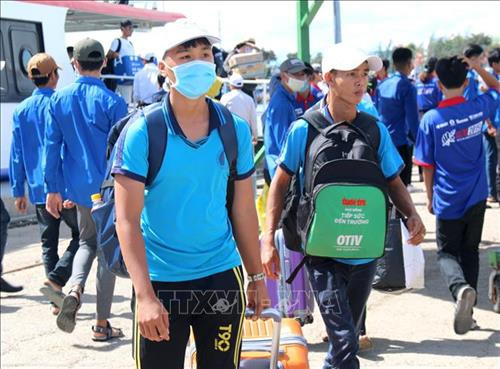 Thí sinh huyện đảo Phú Quý vào đất liền dự kỳ thi THPT quốc gia năm 2019. Ảnh : Nguyễn Thanh – TTXVN