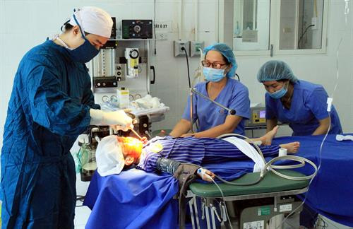 Phẫu thuật chỉnh hình cho bệnh nhi bị sứt môi, hở hàm ếch. Ảnh: Thái Thuần - TTXVN Phẫu thuật chỉnh hình cho bệnh nhi bị sứt môi, hở hàm ếch. Ảnh: Thái Thuần - TTXVN