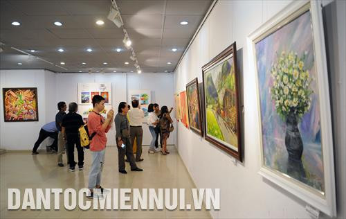 Khách tham quan, thưởng lãm các tác phẩm tranh tại triển lãm. Ảnh: An Hiếu