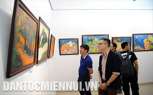 Các tác phẩm tranh được thể hiện một cách sinh động, đa dạng chất liệu, màu sắc. Ảnh: An Hiếu