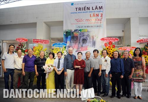 Các đại biểu chụp ảnh lưu niệm cùng với các tác giả có tác phẩm trưng bày tại triễn lãm. Ảnh: An Hiếu