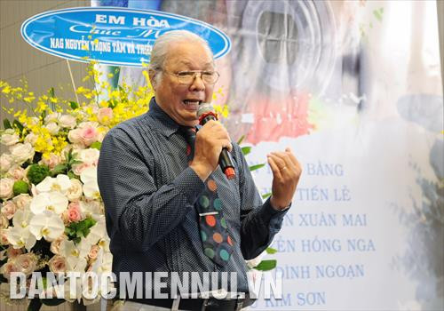 Nhà giáo nhân dân, họa sĩ Huỳnh Văn Mười, Chủ tịch Hội Mỹ thuật Thành phố Hồ Chí Minh phát biểu tại triễn lãm. Ảnh: An Hiếu