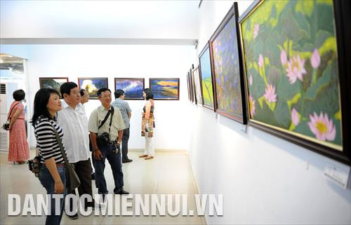 Khách tham quan, thưởng lãm tác phẩm tranh tại triễn lãm. Ảnh: An Hiếu