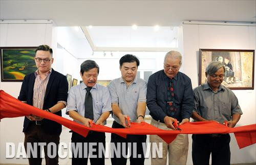 Các đại biểu cắt băng khai mạc Triển lãm Những nhà nhiếp ảnh vẽ tranh lần 2 “Giấc mơ màu”. Ảnh: An Hiếu