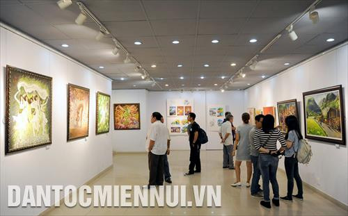 Không gian trưng bày các tác phẩm tranh tại triển lãm. Ảnh: An Hiếu