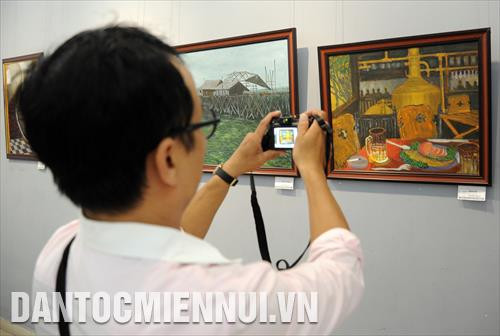 Khách tham quan các tác phẩm tranh được trưng bày tại triển lãm. Ảnh: An Hiếu