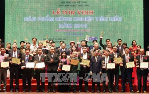 Chủ tịch Uỷ ban Trung ương MTTQ Việt Nam Trần Thanh Mẫn trao Chứng nhận và biểu tượng tôn vinh sản phẩm nông nghiệp tiêu biểu cho cá nhân. Ảnh: Nguyễn Dân –TTXVN