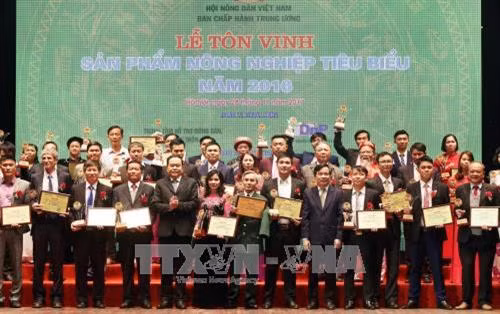 Chủ tịch Uỷ ban Trung ương MTTQ Việt Nam Trần Thanh Mẫn trao Chứng nhận và biểu tượng tôn vinh sản phẩm nông nghiệp tiêu biểu cho cá nhân. Ảnh: Nguyễn Dân –TTXVN Chủ tịch Uỷ ban Trung ương MTTQ Việt Nam Trần Thanh Mẫn trao Chứng nhận và biểu tượng tôn vinh sản phẩm nông nghiệp tiêu biểu cho cá nhân. Ảnh: Nguyễn Dân –TTXVN