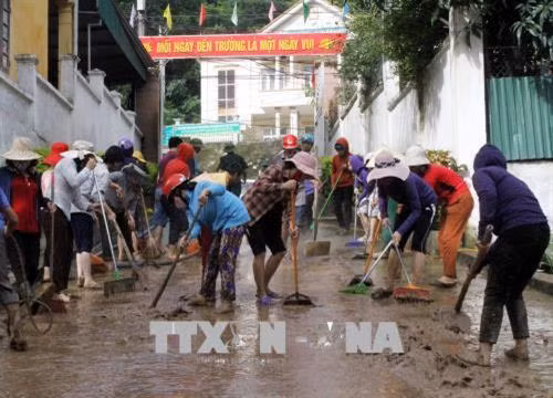 Giáo viên và phụ huynh học sinh tổng dọn vệ sinh tại trường Tiểu học thị trấn Mường Xén. Ảnh: Tá Chuyên - TTXVN