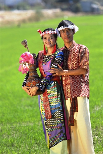 Trang phục cưới của người Chăm ở Ninh Thuận. Trang phục cưới của người Chăm ở Ninh Thuận.