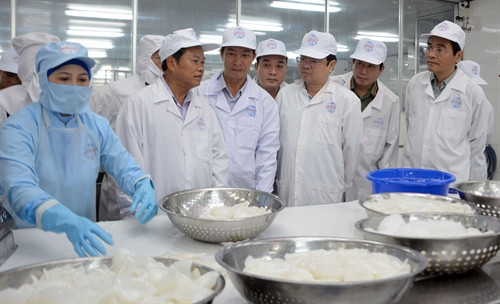 Trước đó, chiều 23/3, Phó Chủ tịch Quốc hội Đỗ Bá Tỵ cùng Đoàn giám sát đã đến tìm hiểu một số mô hình nuôi trồng thủy sản ở huyện An Minh và hoạt động sản xuất, chế biến thủy sản xuất khẩu tại Cảng cá Tắc Cậu, huyện Châu Thành, tỉnh Kiên Giang. Ảnh: Lê Huy Hải- TTXVN