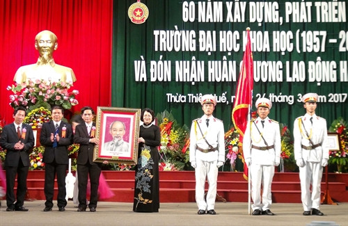 Phó Chủ tịch nước Đặng Thị Ngọc Thịnh tặng bức ảnh Bác Hồ cho tập thể trường Đại học Khoa học - Đại học Huế . Ảnh: Tường Vi- TTXVN