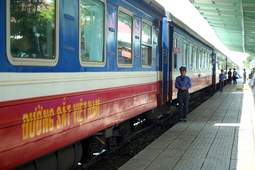 Ngành Đường sắt bố trí thêm nhiều đoàn tàu trong dịp nghỉ lễ Giỗ tổ Hùng Vương và 30/4. Ảnh: Huy Hùng- TTXVN Ngành Đường sắt bố trí thêm nhiều đoàn tàu trong dịp nghỉ lễ Giỗ tổ Hùng Vương và 30/4. Ảnh: Huy Hùng- TTXVN