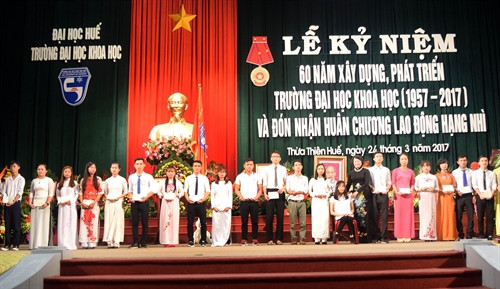 Phó Chủ tịch nước Đặng Thị Ngọc Thịnh trao 30 suất học bổng tặng sinh viên nghèo vượt khó học giỏi. Ảnh: Tường Vi- TTXVN