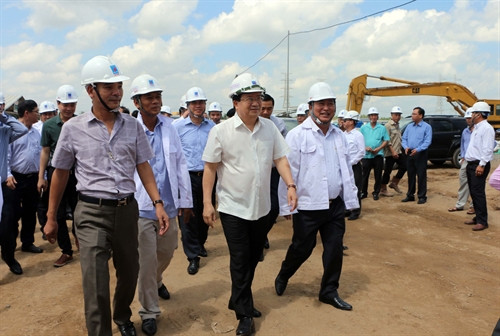 Phó Thủ tướng Trịnh Đình Dũng đến thăm, làm việc tại Ban Quản lý Dự án Điện lực Long Phú 1, tỉnh Sóc Trăng.