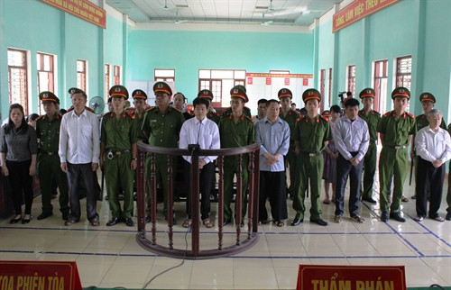 Trùm ma túy Tráng A Tàng và các đồng phạm nghe HĐXX tuyên án tại phiên tòa phúc thẩm. Ảnh: Thái Hùng - TTXVN Trùm ma túy Tráng A Tàng và các đồng phạm nghe HĐXX tuyên án tại phiên tòa phúc thẩm. Ảnh: Thái Hùng - TTXVN