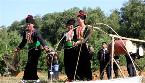 Phần hội được diễn ra tưng bừng, náo nhiệt, với các trò chơi, điệu múa, câu hát theo bản sắc văn hoá của dân tộc Khơ Mú. Phần hội được diễn ra tưng bừng, náo nhiệt, với các trò chơi, điệu múa, câu hát theo bản sắc văn hoá của dân tộc Khơ Mú.