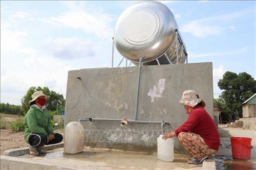 Người dân làng Kruối Chai, xã Yang Bắc (Đắk Pơ, Gia Lai) lấy nước sinh hoạt từ bể nước chung của làng. Ảnh: Dư Toán – TTXVN Người dân làng Kruối Chai, xã Yang Bắc (Đắk Pơ, Gia Lai) lấy nước sinh hoạt từ bể nước chung của làng. Ảnh: Dư Toán – TTXVN