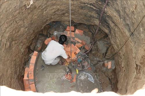 Chiếc giếng đào trị giá 65 triệu đồng được UBND xã Kông Lơng Khơng gấp rút triển khai để cung cấp nước sinh hoạt cho người dân. Ảnh: Dư Toán – TTXVN Chiếc giếng đào trị giá 65 triệu đồng được UBND xã Kông Lơng Khơng gấp rút triển khai để cung cấp nước sinh hoạt cho người dân. Ảnh: Dư Toán – TTXVN