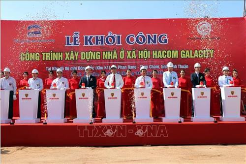 Các đại biểu thực hiện nghi thức khởi công xây dựng nhà ở xã hội cho người thu nhập thấp. Ảnh: Công Thử - TTXVN Các đại biểu thực hiện nghi thức khởi công xây dựng nhà ở xã hội cho người thu nhập thấp. Ảnh: Công Thử - TTXVN