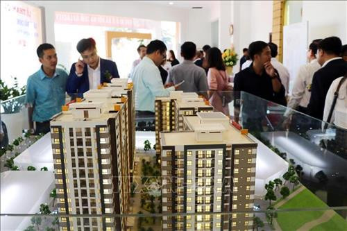 Tham quan mô hình nhà ở xã hội cho người thu nhập thấp. Ảnh: Công Thử - TTXVN Tham quan mô hình nhà ở xã hội cho người thu nhập thấp. Ảnh: Công Thử - TTXVN