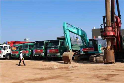 Khởi công xây dựng nhà ở xã hội cho người thu nhập thấp tại thành phố Phan Rang - Tháp Chàm. Ảnh: Công Thử - TTXVN Khởi công xây dựng nhà ở xã hội cho người thu nhập thấp tại thành phố Phan Rang - Tháp Chàm. Ảnh: Công Thử - TTXVN