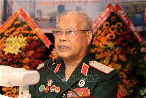 Thiếu tướng Nguyễn Ngọc Doanh, Trưởng ban liên lạc truyền thống CCB Mặt trận 479 - Quân khu 7 phát biểu tại buổi lễ. Ảnh: Xuân Khu-TTXVN