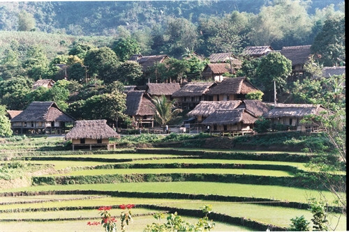 Nằm dưới chân núi Mỗ, bản Giang Mỗ gồm hơn 100 ngôi nhà sàn của người Mường còn giữ được nguyên bản từ nhà cửa đến nếp sinh hoạt Nằm dưới chân núi Mỗ, bản Giang Mỗ gồm hơn 100 ngôi nhà sàn của người Mường còn giữ được nguyên bản từ nhà cửa đến nếp sinh hoạt