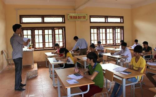 Giám thị phổ biến quy chế thi tại điểm trường THPT Sìn Hồ, huyện Sìn Hồ. Ảnh: tư liệu baolaichau.vn Giám thị phổ biến quy chế thi tại điểm trường THPT Sìn Hồ, huyện Sìn Hồ. Ảnh: tư liệu baolaichau.vn