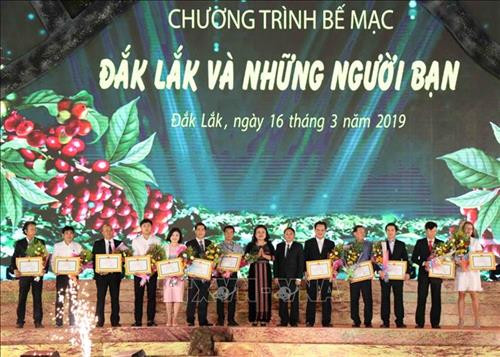 Ban tổ chức trao hoa và bằng khen cho các nhà tài trợ, các đoàn tham gia lễ hội. Ảnh: Phạm Cường-TTXVN Ban tổ chức trao hoa và bằng khen cho các nhà tài trợ, các đoàn tham gia lễ hội. Ảnh: Phạm Cường-TTXVN