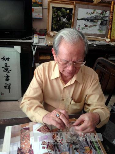 Nghệ nhân Lê Văn Kinh còn nghiên cứu, thực hiện các mẫu thêu áo Kimono xuất khẩu sang Nhật Bản. Ảnh: Quốc Việt Nghệ nhân Lê Văn Kinh còn nghiên cứu, thực hiện các mẫu thêu áo Kimono xuất khẩu sang Nhật Bản. Ảnh: Quốc Việt