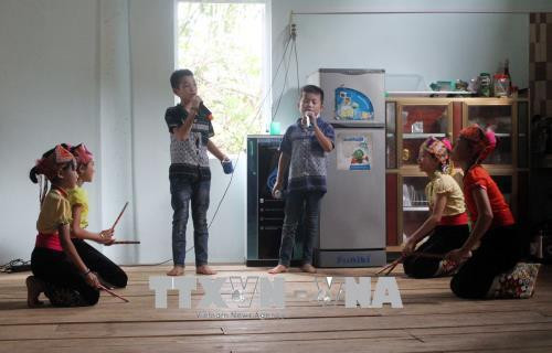 Từ đam mê các làn điệu dân ca Thái, nhiều em nhỏ tại bản Cằng đã tham gia Câu lạc bộ nhằm bảo tồn và gìn giữ nét đẹp văn hóa dân tộc Thái. Ảnh: Tá Chuyên – TTXVN