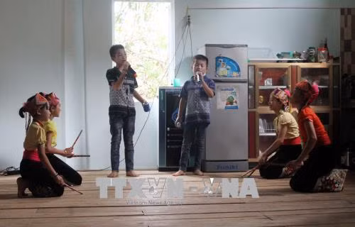 Từ đam mê các làn điệu dân ca Thái, nhiều em nhỏ tại bản Cằng đã tham gia Câu lạc bộ nhằm bảo tồn và gìn giữ nét đẹp văn hóa dân tộc Thái. Ảnh: Tá Chuyên – TTXVN