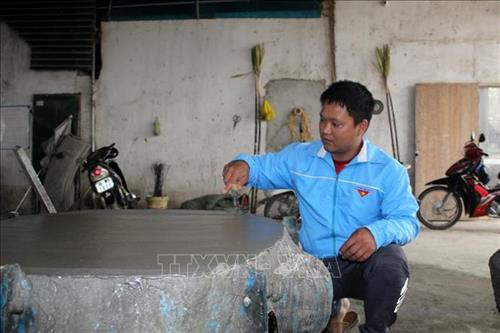 Anh Nguyễn Duy Cường hoàn thiện sản phẩm đá mỹ nghệ. Ảnh: Nguyễn Nam-TTXVN Anh Nguyễn Duy Cường hoàn thiện sản phẩm đá mỹ nghệ. Ảnh: Nguyễn Nam-TTXVN