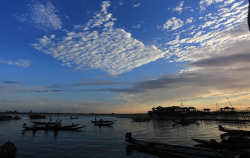 Bình minh trên Đầm Chuồn. Bình minh trên Đầm Chuồn.