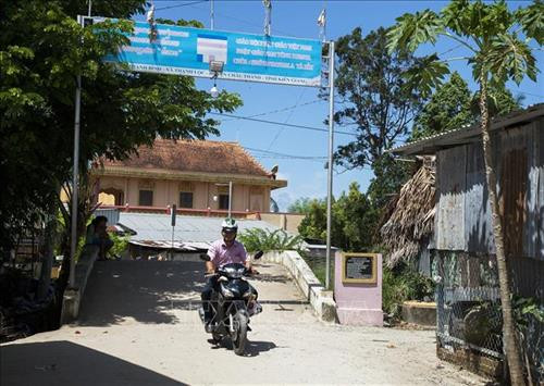 Cầu và đường dân sinh do Đại đức Danh Pu góp phần đáng kể thay đổi diện mạo vùng đông đồng bào dân tộc Khmer huyện Châu Thành. Ảnh: Hồng Đạt - TTXVN Cầu và đường dân sinh do Đại đức Danh Pu góp phần đáng kể thay đổi diện mạo vùng đông đồng bào dân tộc Khmer huyện Châu Thành. Ảnh: Hồng Đạt - TTXVN