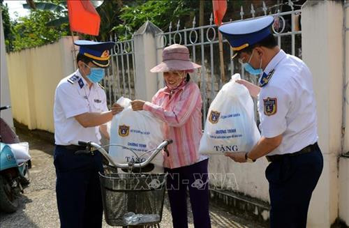 Những món quà tuy không lớn nhưng là tình cảm của cán bộ, chiến sĩ Cảnh sát biển chia sẻ cùng bà con ngư dân bị ảnh hưởng của đại dịch COVID-19. Ảnh: TTXVN Những món quà tuy không lớn nhưng là tình cảm của cán bộ, chiến sĩ Cảnh sát biển chia sẻ cùng bà con ngư dân bị ảnh hưởng của đại dịch COVID-19. Ảnh: TTXVN