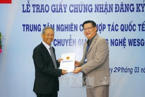 Trưởng ban Quản lý khu công nghệ cao Lê Hoài Quốc trao giấy chứng nhận cho Hiệu trưởng trường Cao đẳng nghề Tây Sài Gòn (WESGO) Trần Công Chín. Ảnh: Mạnh Linh - TTXVN Trưởng ban Quản lý khu công nghệ cao Lê Hoài Quốc trao giấy chứng nhận cho Hiệu trưởng trường Cao đẳng nghề Tây Sài Gòn (WESGO) Trần Công Chín. Ảnh: Mạnh Linh - TTXVN