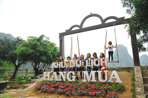 Du khách tham quan Hang Múa. Ảnh: Minh Đức - TTXVN Du khách tham quan Hang Múa. Ảnh: Minh Đức - TTXVN