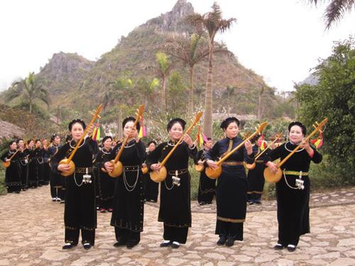 Dân ca, ca dao của người Tày rất mượt mà, phong phú. Dân ca, ca dao của người Tày rất mượt mà, phong phú.