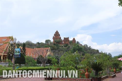 Vẻ đẹp tháp Chăm Po Klong Garai không tập trung vào mỗi ngọn tháp mà là một tổng thể hài hòa với hướng nhìn lên đỉnh đồi. Ảnh: Nguyễn Việt