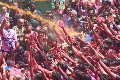Người dân tham gia lễ hội Holi tại Ahmedabad , Ấn Độ ngày 20/3/2019. Ảnh: AFP/ TTXVN Trẻ em ném bột màu trong lễ hội Holi tại đền Kalupur Swaminarayan ở Ahmedabad, Ấn Độ, ngày 20/3/2019. Ảnh: AFP/ TTXVN Người dân ném bột màu trong lễ hội Holi tại đền Kalupur Swaminarayan ở Ahmedabad, Ấn Độ, ngày 20/3/2019. Ảnh: AFP/ TTXVN Trẻ em ném bột màu trong lễ hội Holi ở Jammu, thủ phủ mùa đông của khu vực Kashmir do Ấn Độ kiểm soát, ngày 20/3/2019. Ảnh: THX/ TTXVN Trẻ em tham gia lễ hội Holi ở Jammu, thủ phủ mùa đông của khu vực Kashmir do Ấn Độ kiểm soát, ngày 20/3/2019. Ảnh: THX/ TTXVN Người dân tham gia lễ hội Holi tại Ahmedabad , Ấn Độ ngày 20/3/2019. Ảnh: AFP/ TTXVN Trẻ em ném bột màu trong lễ hội Holi tại đền Kalupur Swaminarayan ở Ahmedabad, Ấn Độ, ngày 20/3/2019. Ảnh: AFP/ TTXVN Người dân ném bột màu trong lễ hội Holi tại đền Kalupur Swaminarayan ở Ahmedabad, Ấn Độ, ngày 20/3/2019. Ảnh: AFP/ TTXVN Trẻ em ném bột màu trong lễ hội Holi ở Jammu, thủ phủ mùa đông của khu vực Kashmir do Ấn Độ kiểm soát, ngày 20/3/2019. Ảnh: THX/ TTXVN Trẻ em tham gia lễ hội Holi ở Jammu, thủ phủ mùa đông của khu vực Kashmir do Ấn Độ kiểm soát, ngày 20/3/2019. Ảnh: THX/ TTXVN
