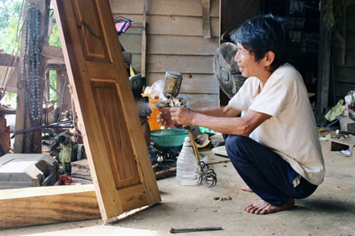 Từ ngày được hỗ trợ vốn để đầu tư thêm thiết bị làm mộc, gia đình ông Trần Anh Tuấn làm ăn hiệu quả hơn