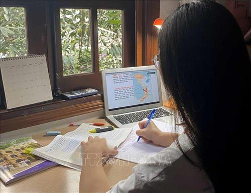 Học sinh trường THPT Việt Đức (Hà Nội) học trực tuyến tại nhà. Ảnh: TTXVN phát Học sinh trường THPT Việt Đức (Hà Nội) học trực tuyến tại nhà. Ảnh: TTXVN phát