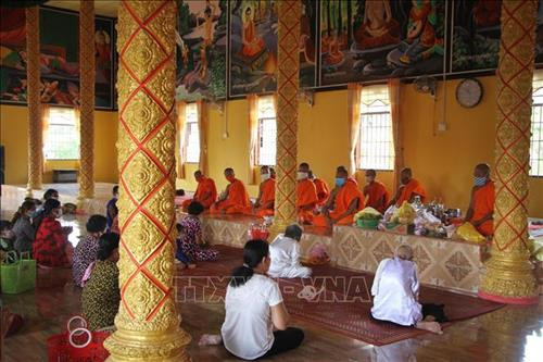 Đồng bào Phật tử Khmer Sóc Trăng giữ khoảng cách nhất định trong buổi dâng cơm lên sư sãi nhân mùa Chôl Chnăm Thmây. Ảnh: Chanh Đa - TTXVN Đồng bào Phật tử Khmer Sóc Trăng giữ khoảng cách nhất định trong buổi dâng cơm lên sư sãi nhân mùa Chôl Chnăm Thmây. Ảnh: Chanh Đa - TTXVN
