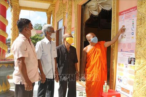 Sư trụ trì chùa Đay Ta Suôs ở xã Phú Mỹ, huyện Mỹ Tú (Sóc Trăng) tích cực tuyên truyền công tác phòng, chống dịch COVID-19. Ảnh: Chanh Đa - TTXVN Sư trụ trì chùa Đay Ta Suôs ở xã Phú Mỹ, huyện Mỹ Tú (Sóc Trăng) tích cực tuyên truyền công tác phòng, chống dịch COVID-19. Ảnh: Chanh Đa - TTXVN