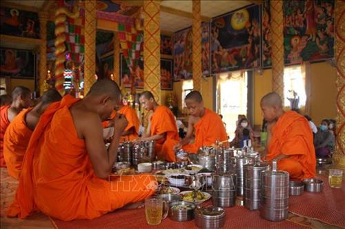 Sư sãi đồng bào Khmer độ cơm trong ngày lễ Chôl Chnăm Thmây. Ảnh: Chanh Đa - TTXVN Sư sãi đồng bào Khmer độ cơm trong ngày lễ Chôl Chnăm Thmây. Ảnh: Chanh Đa - TTXVN