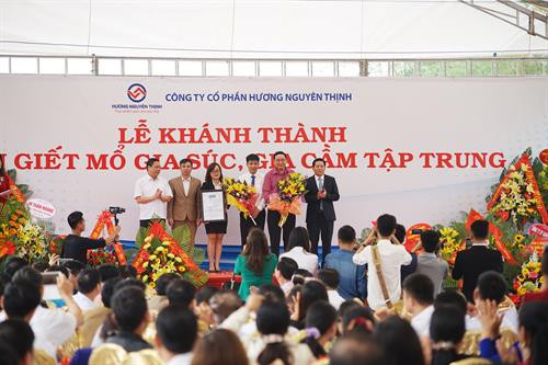 Đại diện Công ty Hương Nguyên Thịnh nhận Chứng nhận quốc tế BQC đạt tiêu chuẩn ISO 22000:2005 của Liên minh Châu Âu